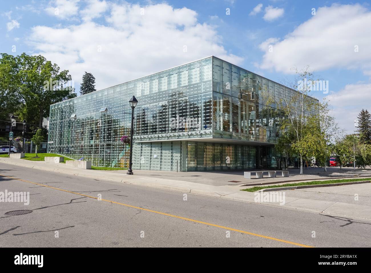 Das Hespeler Library Building in Cambridge, Ontario, Kanada, ist eine Fusion-Architektur mit einer modernen Glasfassade, die ein altes Gebäude umgibt Stockfoto