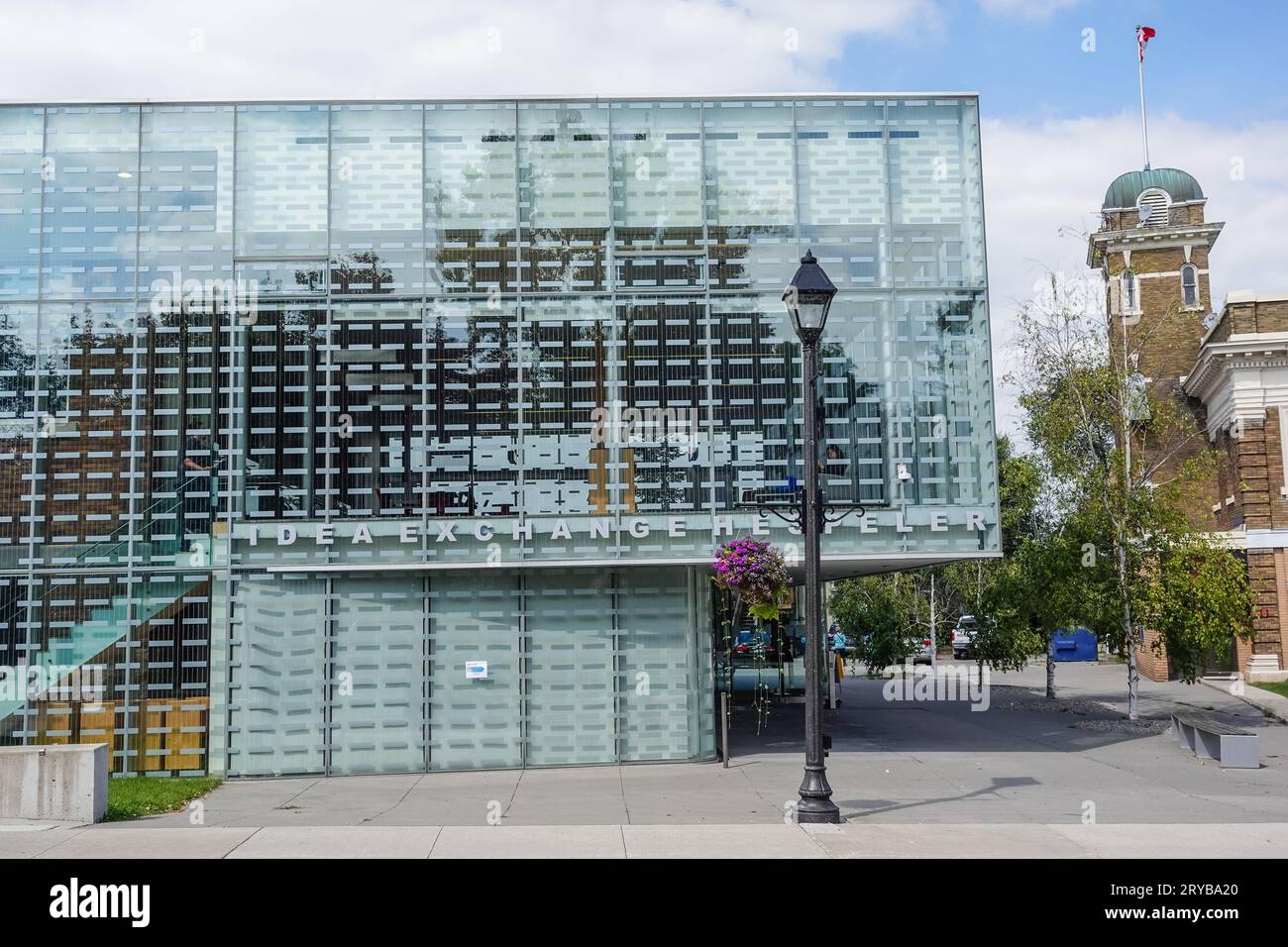 Das Hespeler Library Building in Cambridge, Ontario, Kanada, ist eine Fusion-Architektur mit einer modernen Glasfassade, die ein altes Gebäude umgibt Stockfoto