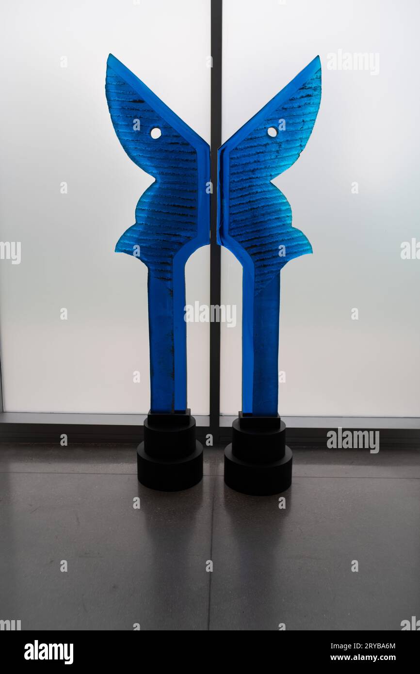 Blue Swallow Tail, eine Skulptur aus Sandgussglas von Stephen Dee Edwards, ausgestellt im Flint Institute of Arts Stockfoto