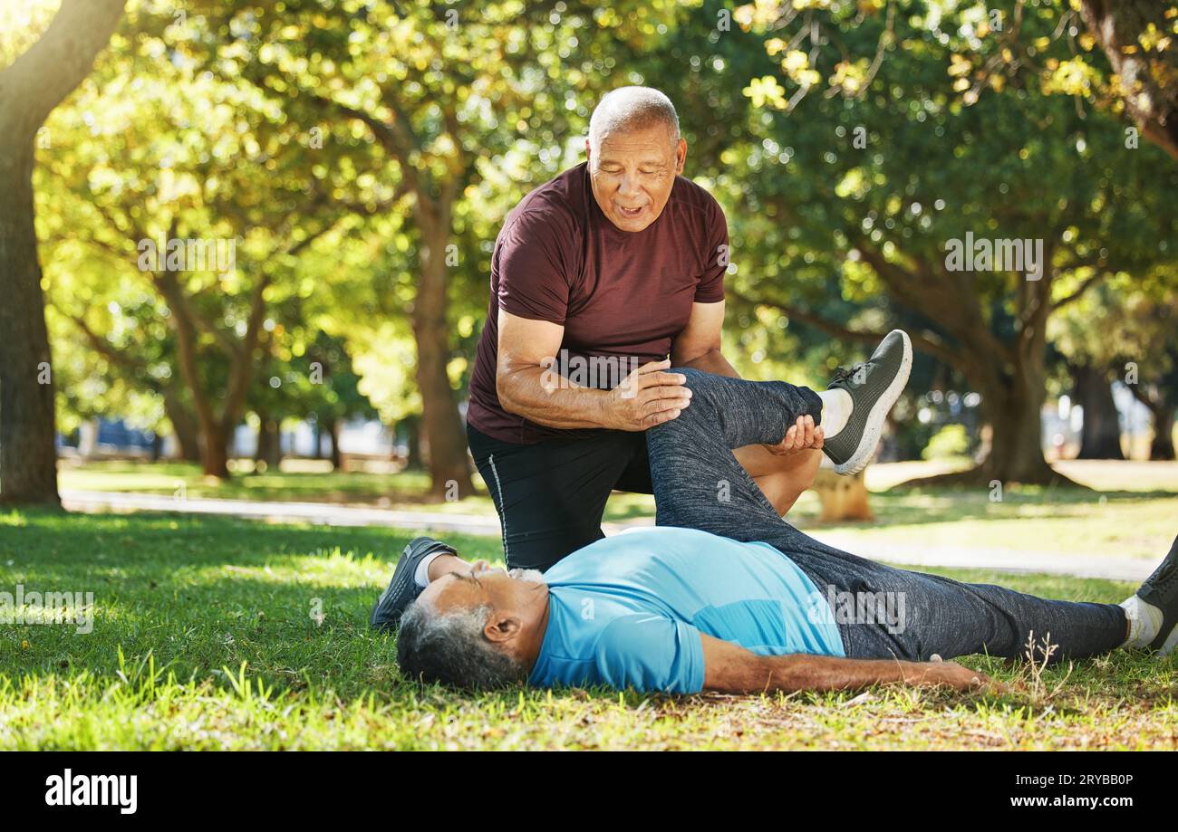 Stretching, Park und Männer für Fitness im Ruhestand, Unterstützung oder Hilfe bei Bewegung. Physiotherapie, Training und Senior Coach mit älteren Athleten für Stockfoto