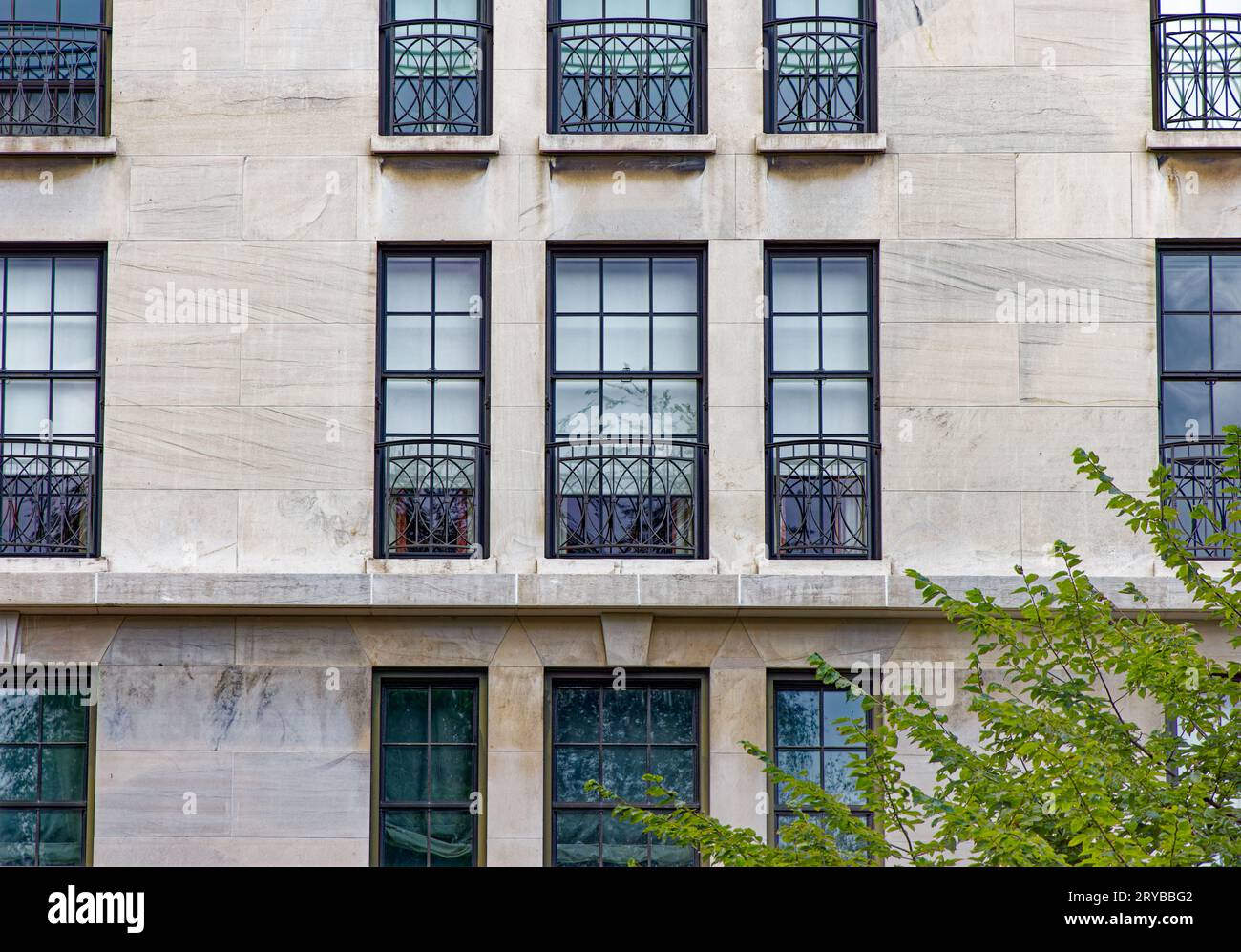 Charles A. Platt entwarf 120 die East End Avenue im internationalen Stil, die vollständig mit Kalkstein verkleidet war; die Koop überblickt Yorkvilles Carl Schurz Park. Stockfoto