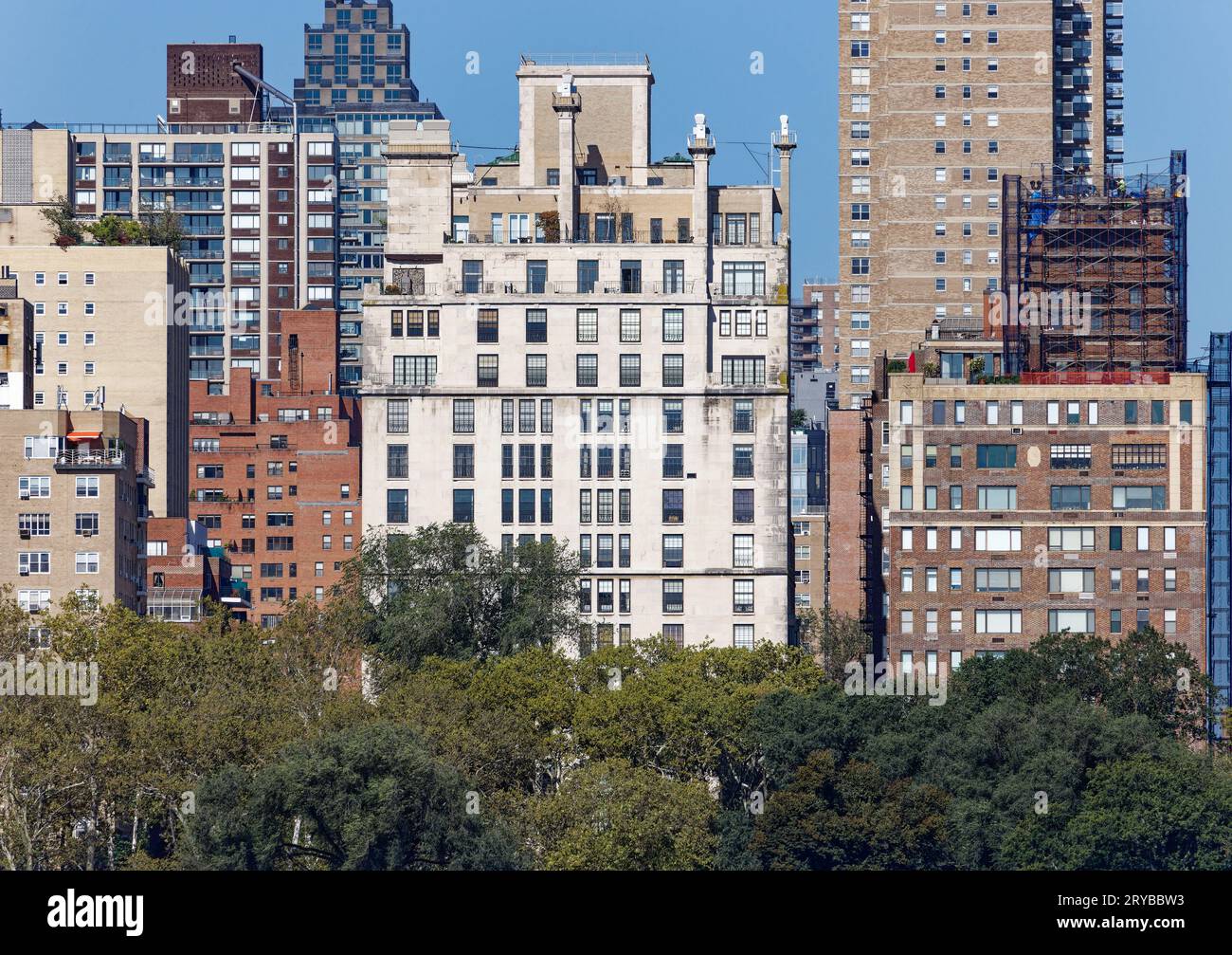 Charles A. Platt entwarf 120 die East End Avenue im internationalen Stil, die vollständig mit Kalkstein verkleidet war; die Koop überblickt Yorkvilles Carl Schurz Park. Stockfoto