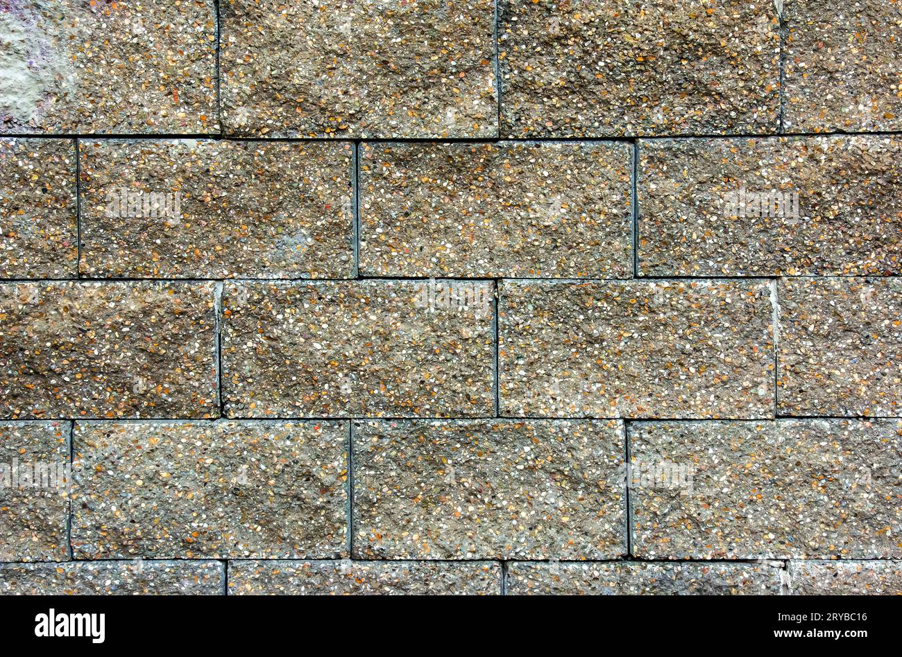 Cobble braun Stein Siding Fliesen Wand abstrakten Hintergrund. Haus außen mit Blöcken mit Zement gefliest. Außenwand aus gefertigter Ziegelsteinmauer. Stockfoto Cobble braun Stein Siding Fliesen Wand abstrakten Hintergrund. Haus außen mit Blöcken mit Zement gefliest. Außenwand aus gefertigter Ziegelsteinmauer. Stockfoto