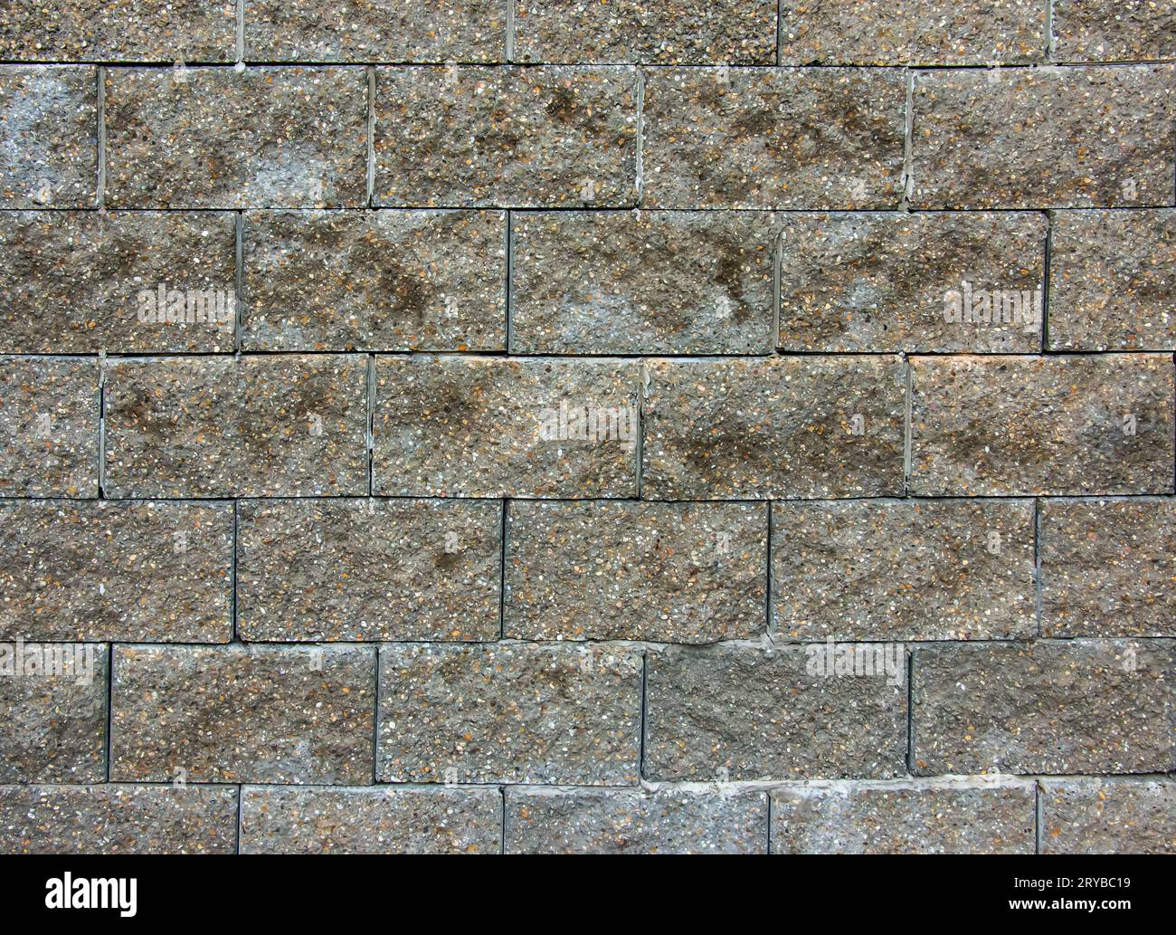 Cobble braun Stein Siding Fliesen Wand abstrakten Hintergrund. Haus außen mit Blöcken mit Zement gefliest. Außenwand aus gefertigter Ziegelsteinmauer. Stockfoto Cobble braun Stein Siding Fliesen Wand abstrakten Hintergrund. Haus außen mit Blöcken mit Zement gefliest. Außenwand aus gefertigter Ziegelsteinmauer. Stockfoto