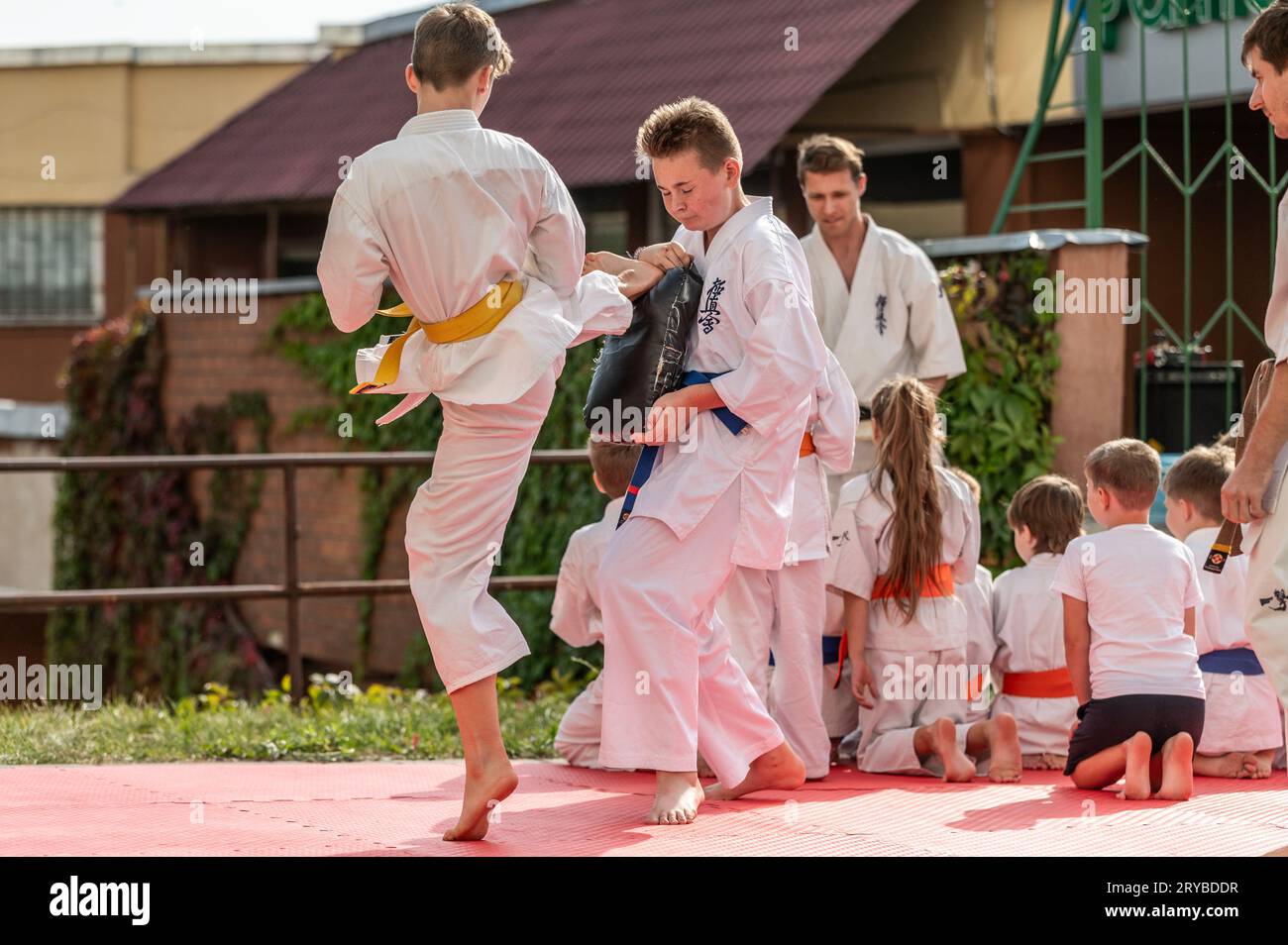 Demonstrationsleistungen von Kindern im Karate Stockfoto