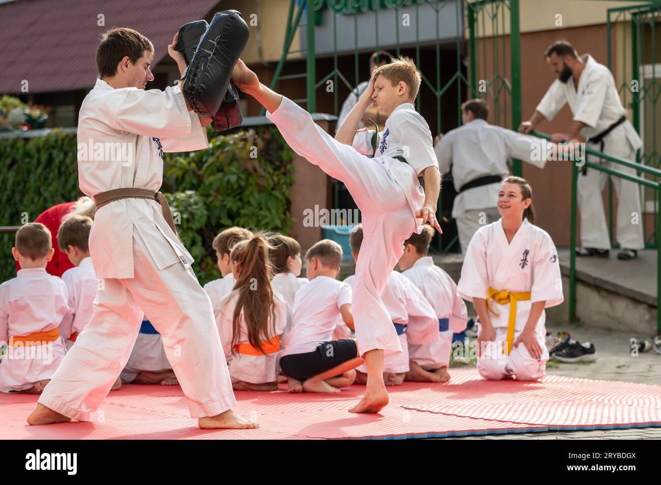 Demonstrationsleistungen von Kindern im Karate Stockfoto