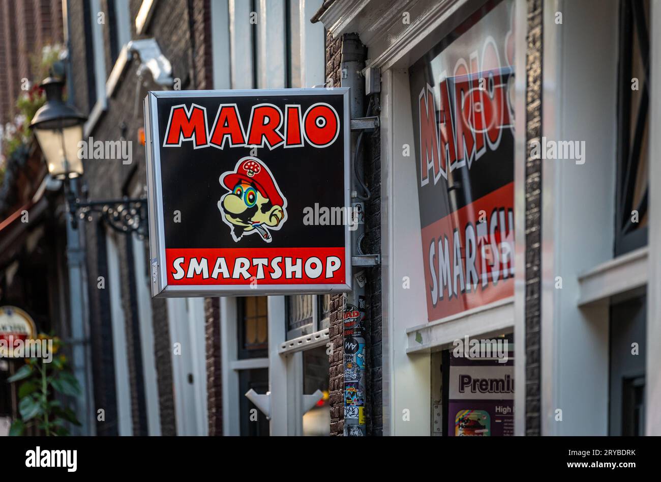 Amsterdam, Niederlande, 29.09.2023, Logo und Äußere von Smartshop Mario in Amsterdam, Verkauf psychoaktiver Pilze Stockfoto