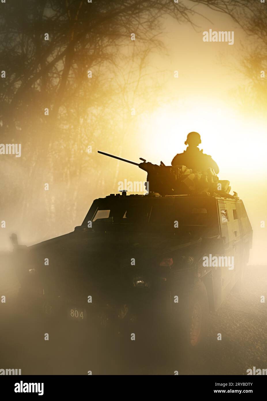 Krieg, Explosion und Militärpanzer mit Soldaten-Silhouette auf dem Schlachtfeld in Konflikt und Politik. Orangefarbenes Licht, Feuer und Rauch aus dem Kampf Stockfoto