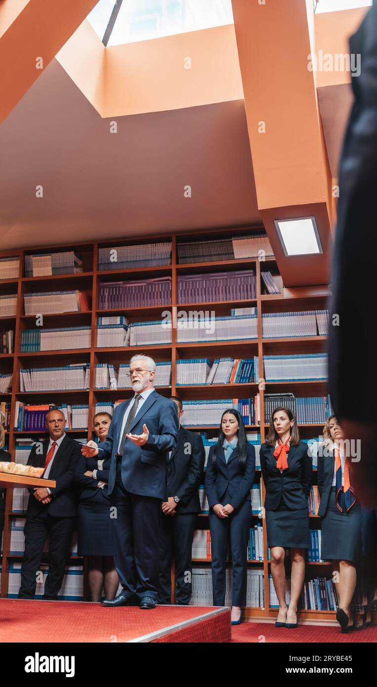 Erfolgreiche Geschäftsfeier: Kollegen erreichen Meilensteine auf der Firmenveranstaltung Stockfoto