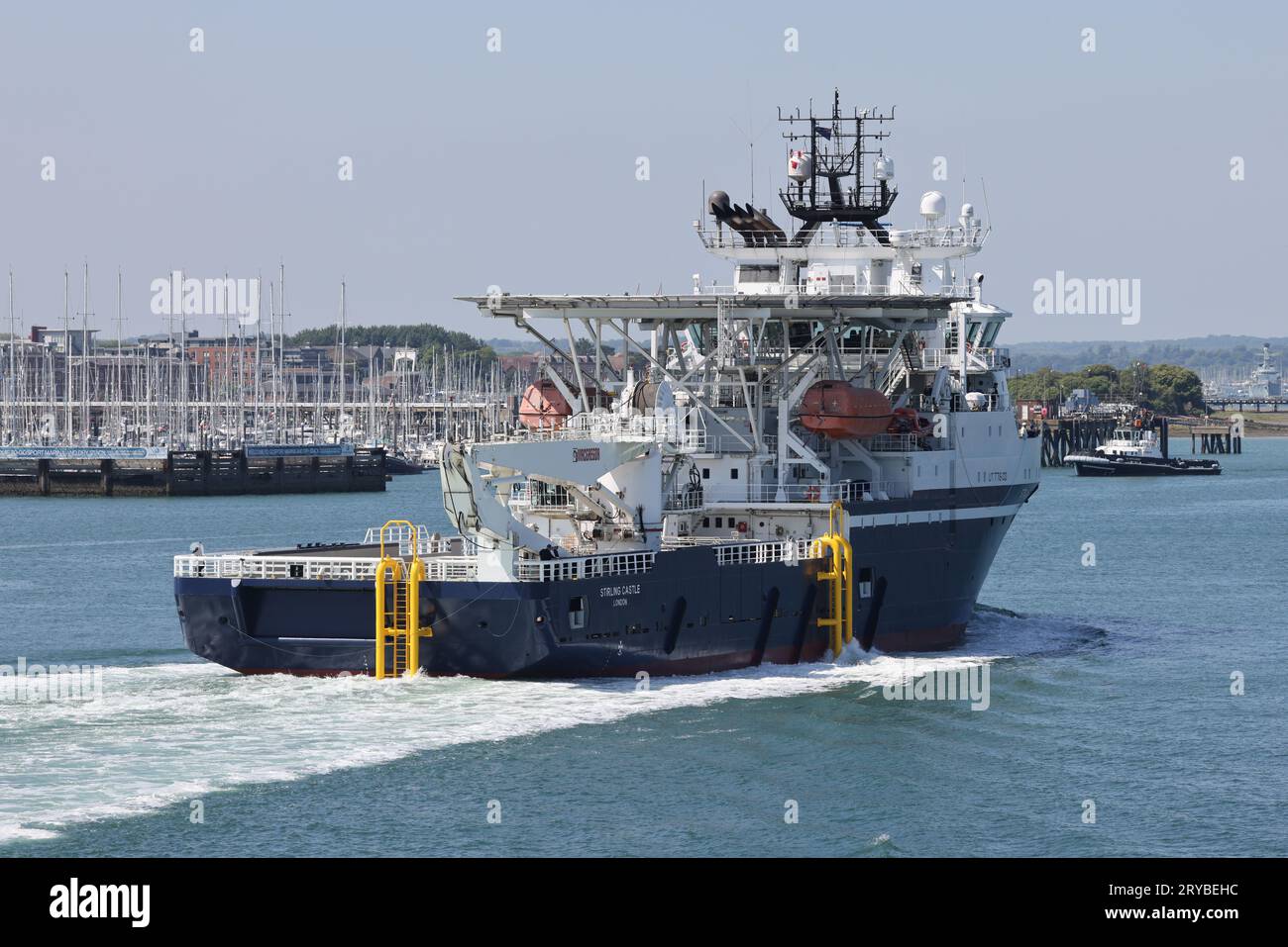 Das Royal Fleet Hilfsschiff RFA STIRLING CASTLE fährt in den Hafen ein Stockfoto