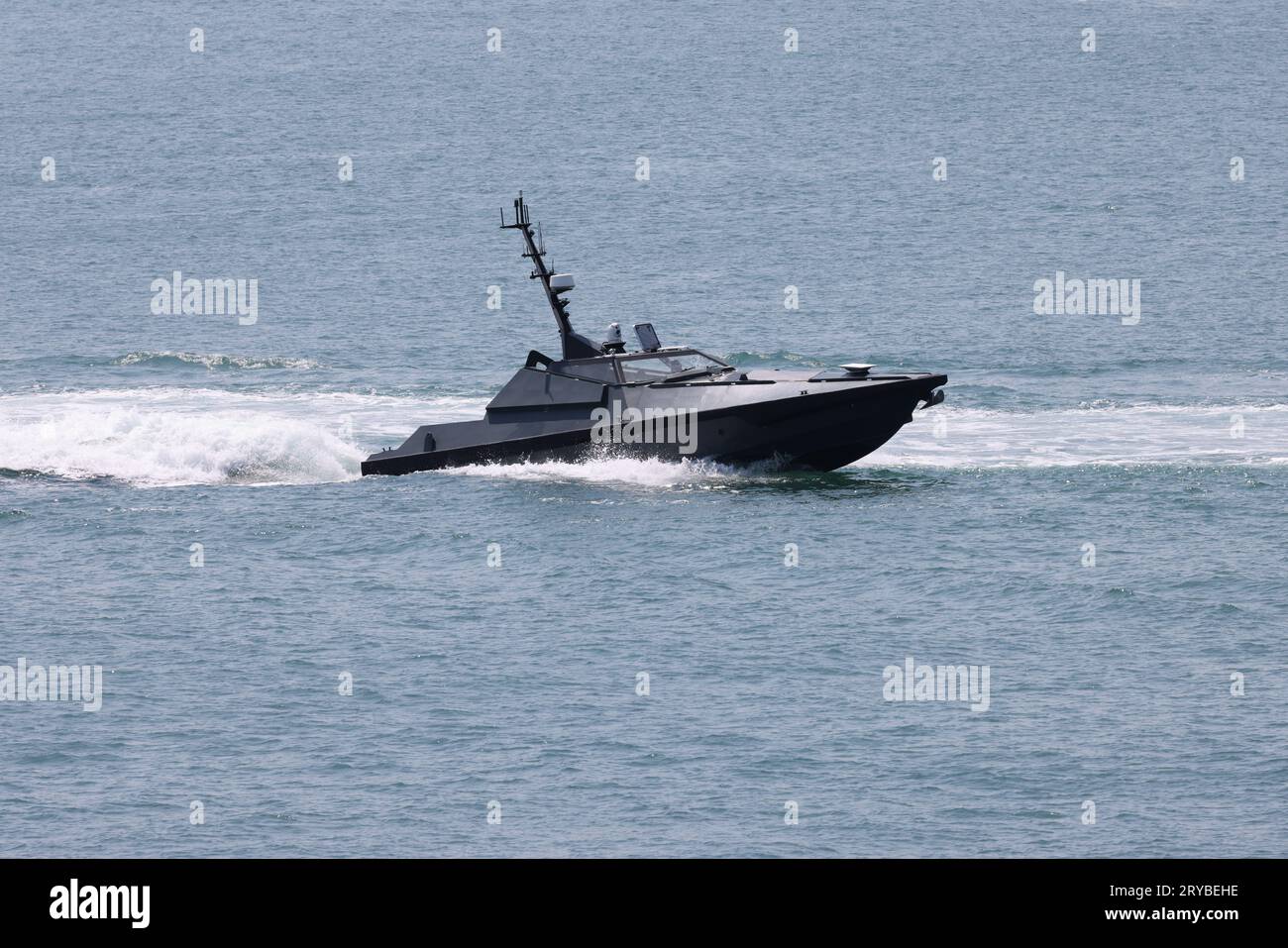 Das autonome Oberflächenversuchsschiff der Royal Navy MADFOX kehrt zur Marinebasis zurück Stockfoto