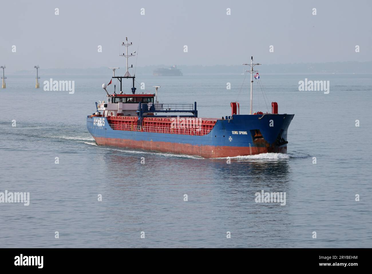 Das General Cargo Schiff MV EEMS ENTSPRINGT in Richtung Hafeneingang Stockfoto