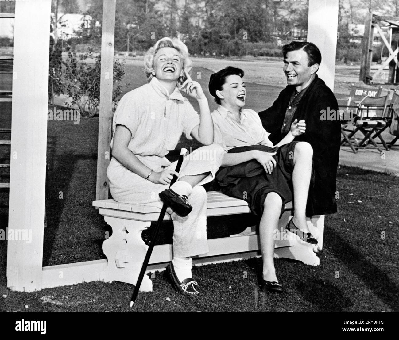 DORIS DAY mit den Bühnenbesuchern JUDY GARLAND und JAMES MASON (DREHORT Eines STARS IST GEBOREN zu der Zeit) auf Warner Brothers Studio Lot während der Dreharbeiten des Regisseurs JACK DONOHUE Warner Bros. Von LUCKY ME 1954 Stockfoto