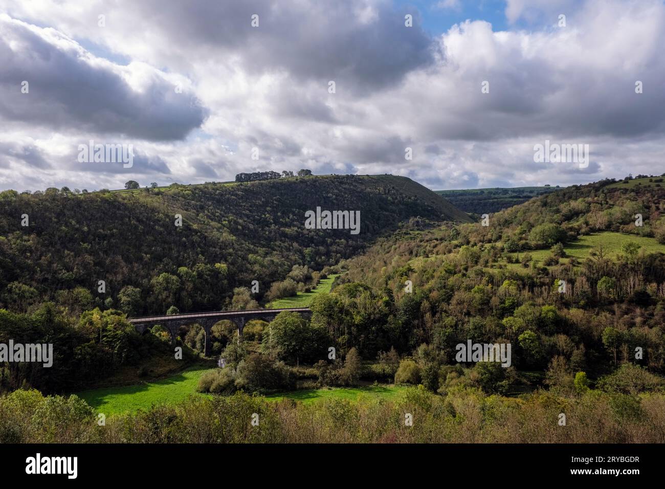 Monsal Viaduct von Monsal Head, Monsal Dale, Peak District National Park, Derbyshire Stockfoto
