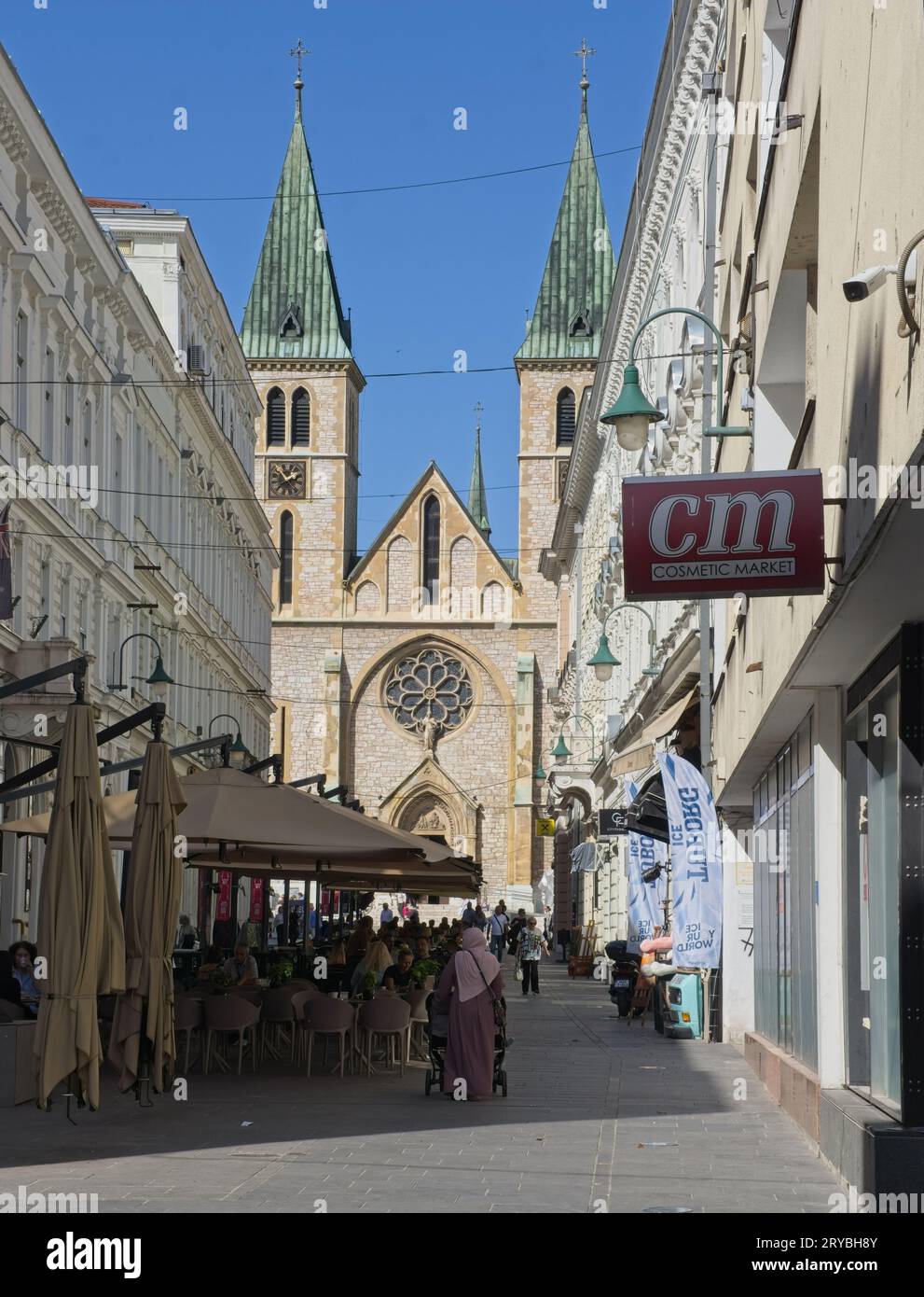 Sarajevo, Bosnien und Herzegowina - 27. September 2023: Kathedrale des Herzens Jesu. Ein Spaziergang im Zentrum von Sarajevo in Bosnien und Herzegowina Stockfoto