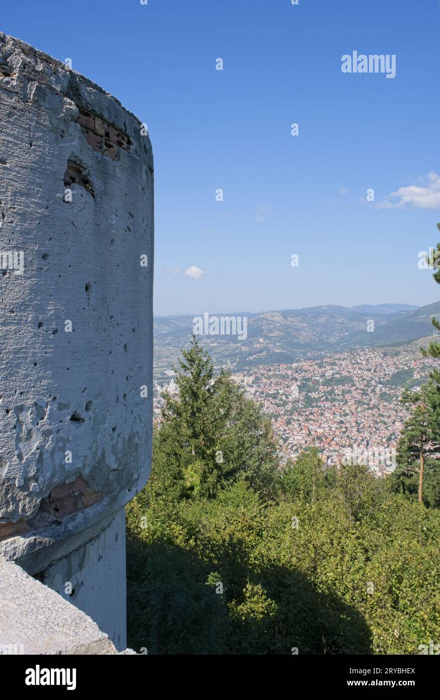 Sarajevo, Bosnien und Herzegowina - 28. September 2023: Zeichen des bosnienkrieges. Sarajevo verlor den Turm und das Observatorium von Bistrik während der Belagerung von Sarajevo f Stockfoto