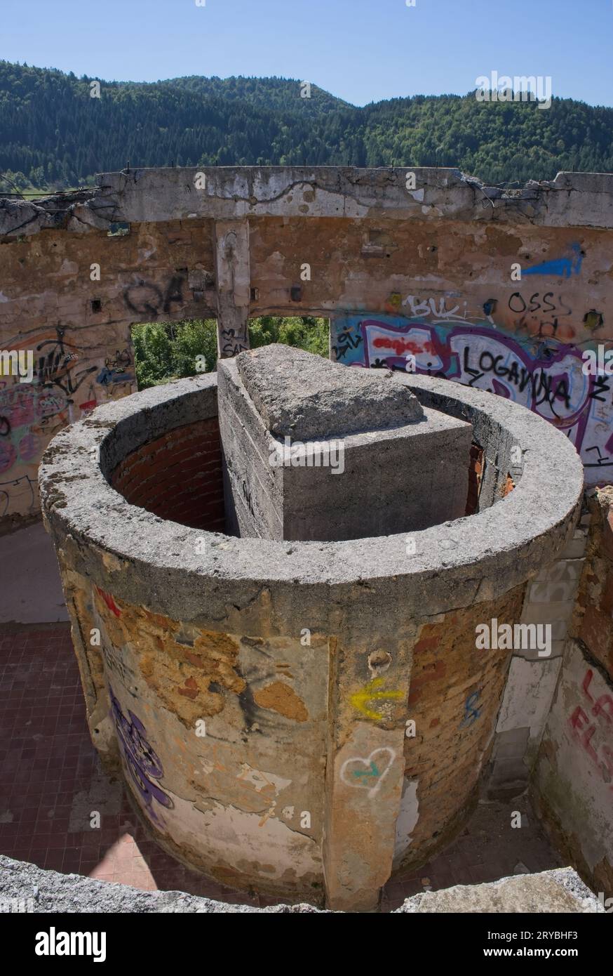 Sarajevo, Bosnien und Herzegowina - 28. September 2023: Zeichen des bosnienkrieges. Sarajevo verlor den Turm und das Observatorium von Bistrik während der Belagerung von Sarajevo f Stockfoto