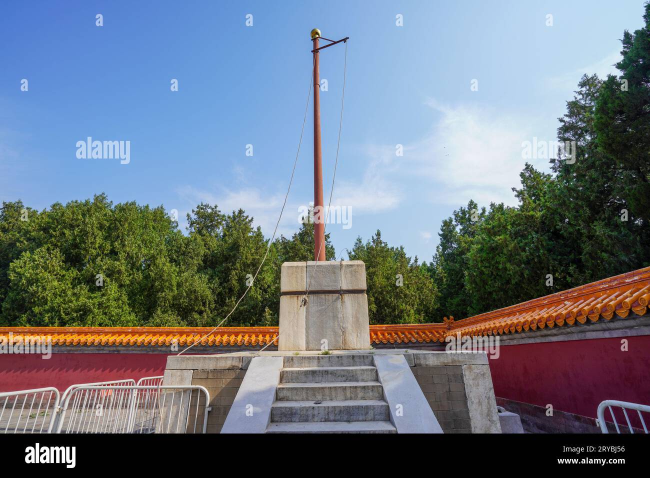 Beijing City, China - 2. Juli 2023: Der Beobachtungsstand an der Nordostecke von Fangzetan im Beijing Ditan Park. Stockfoto