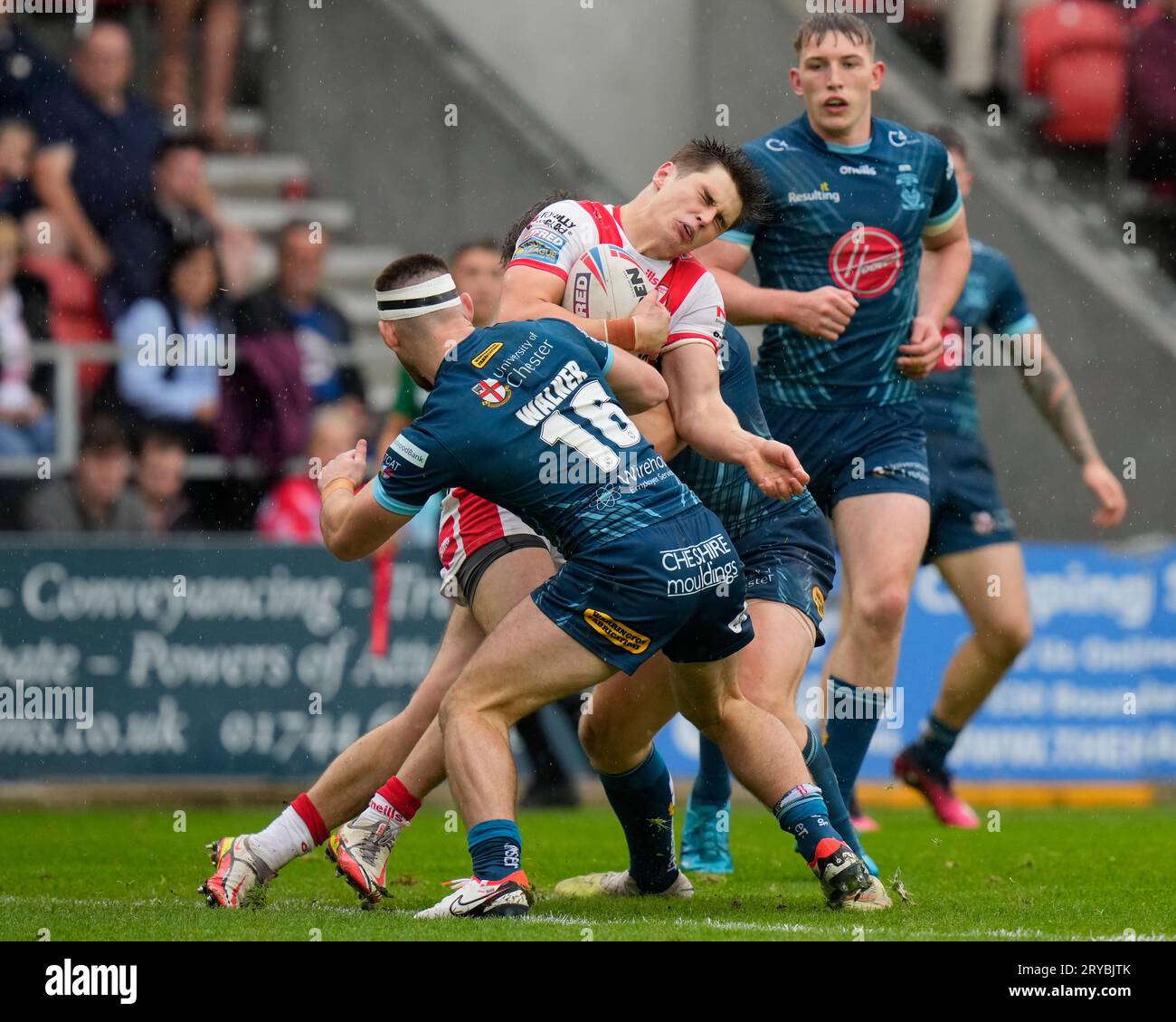 Jon Bennison Nr. 5 von St. Helens hat einen großen Hit beim Betfred Super League Eliminator Match St Helens vs Warrington Wolves im Totally Wicked Stadium, St Helens, Großbritannien, 30. September 2023 (Foto: Steve Flynn/News Images) Stockfoto