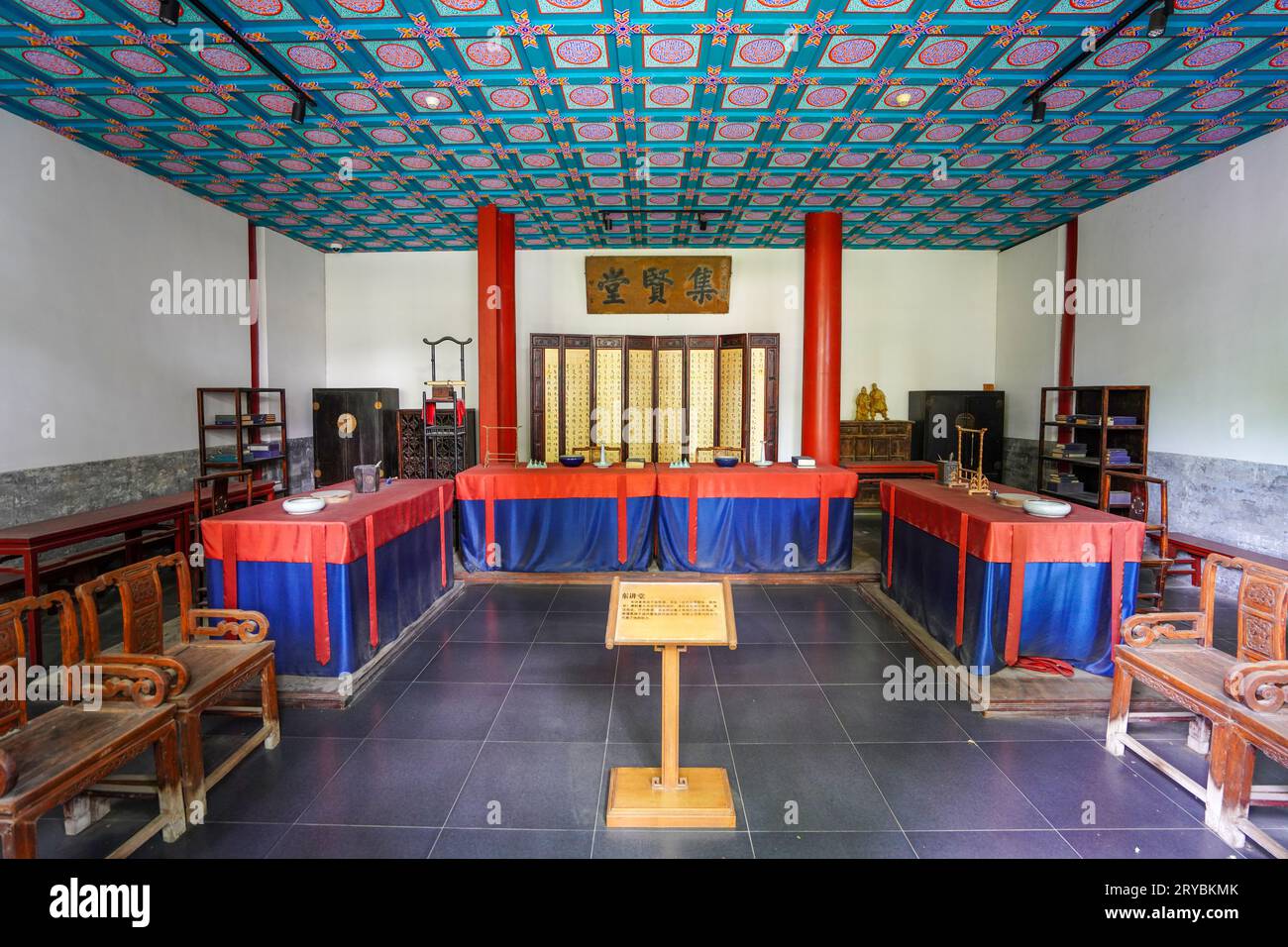 Beijing City, China - 2. Juli 2023: Inneneinrichtung der Beijing Imperial College East Lecture Hall. Stockfoto