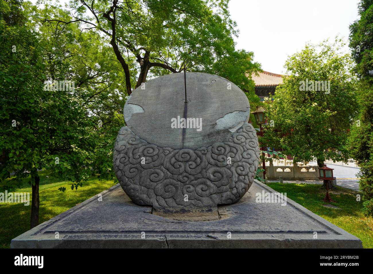 Beijing City, China - 2. Juli 2023: Alte chinesische Zeitschaltuhr - Sonnenuhr im Beijing Imperial College. Stockfoto