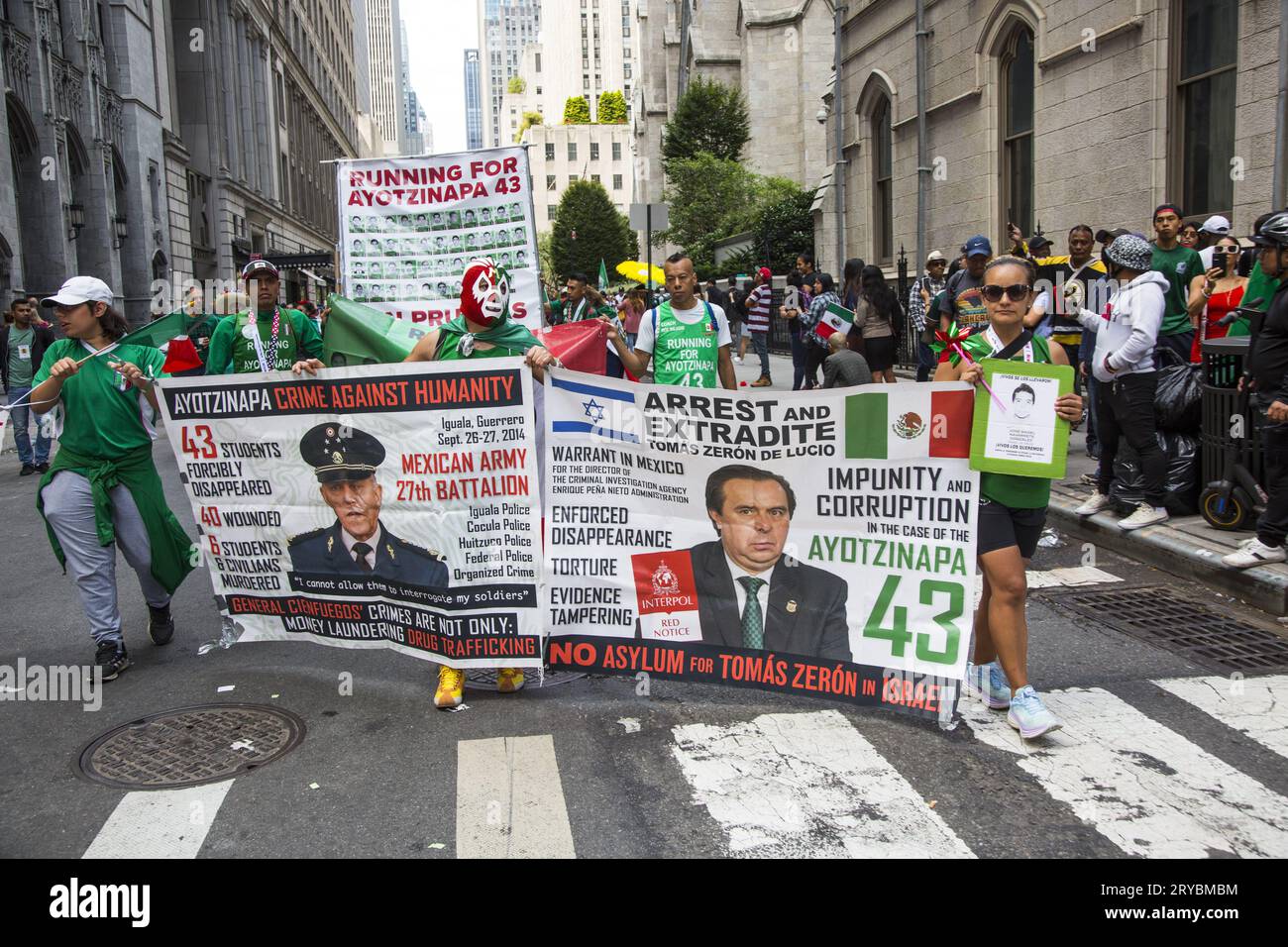 Mexikanische Unabhängigkeitsparade entlang der Madison Avenue in New York City. Der Fall Ayotzinapa bezieht sich auf das Verschwinden von 43 mexikanischen Studenten im Jahr 2014. Die Schüler waren vom Ayotzinapa Rural Teacher Training College. Sie wurden von der Polizei verhaftet, als sie sich auf eine Demonstration in Mexiko-Stadt vorbereiteten. Stockfoto