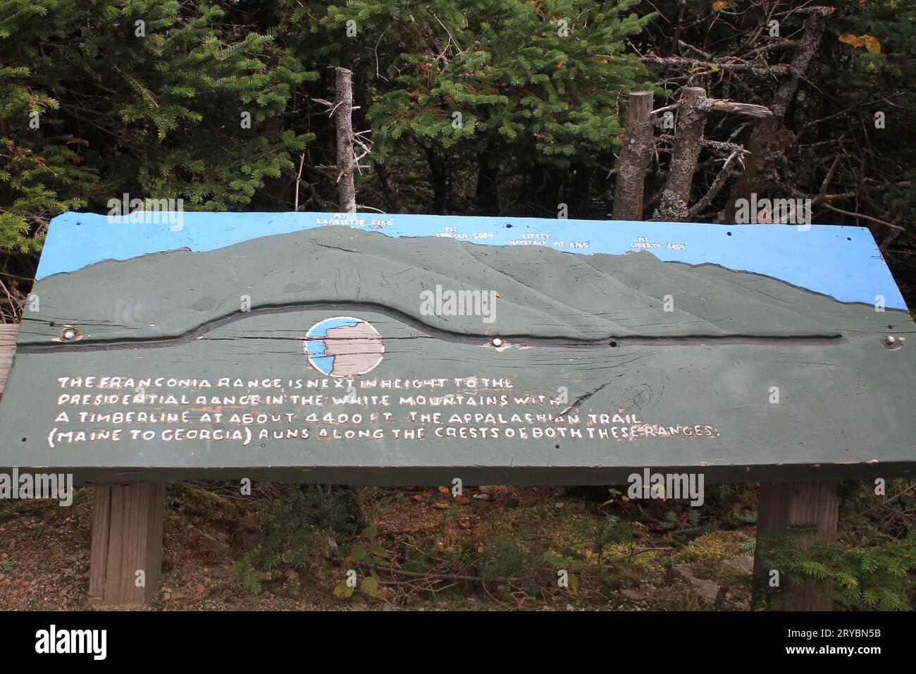 Franconia Ridge handgeschnitztes Schild mit Höhenangabe und Bergnamen (Franconia Notch, New Hampshire) Stockfoto