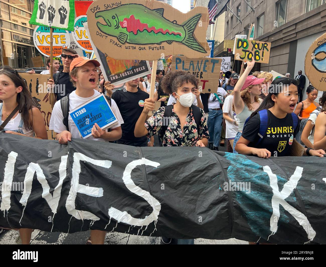 Am Sonntag, den 17. September, marschierten schätzungsweise 75.000 Menschen in den Straßen von New York City, als das größte Klimaereignis in den USA seit Ausbruch der COVID. Der marsch rief Präsident Biden dazu auf, wesentlich stärker gegen fossile Brennstoffe vorzugehen, einschließlich der Erfüllung seines Wahlkampfversprechens, die Erteilung von Genehmigungen für die Förderung fossiler Brennstoffe auf Bundesland einzustellen, und dass er offiziell einen Klimanotstand ausruft. Stockfoto