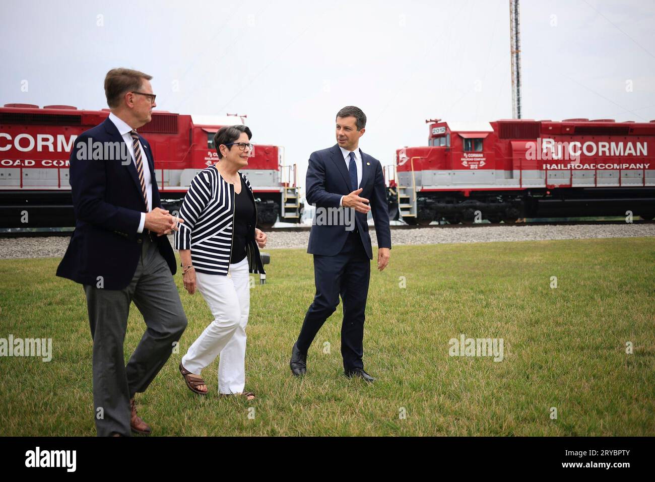 Lexington, Vereinigte Staaten von Amerika. 29. September 2023. Links nach rechts: Jim Gray, der Verkehrsminister von Kentucky, Linda Gorton, Bürgermeister von Lexington, und Pete Buttigieg, US-Verkehrsminister, während der Ankündigung eines Zuschusses in Höhe von 8 Millionen Dollar, um eine 86 Jahre alte Eisenbahnbrücke auf dem Central Kentucky Rail Yard zu ersetzen, am 29. Juni 2023 in Lexington, Kentucky. Kredit: USDOT/US Department of Transportation/Alamy Live News Stockfoto