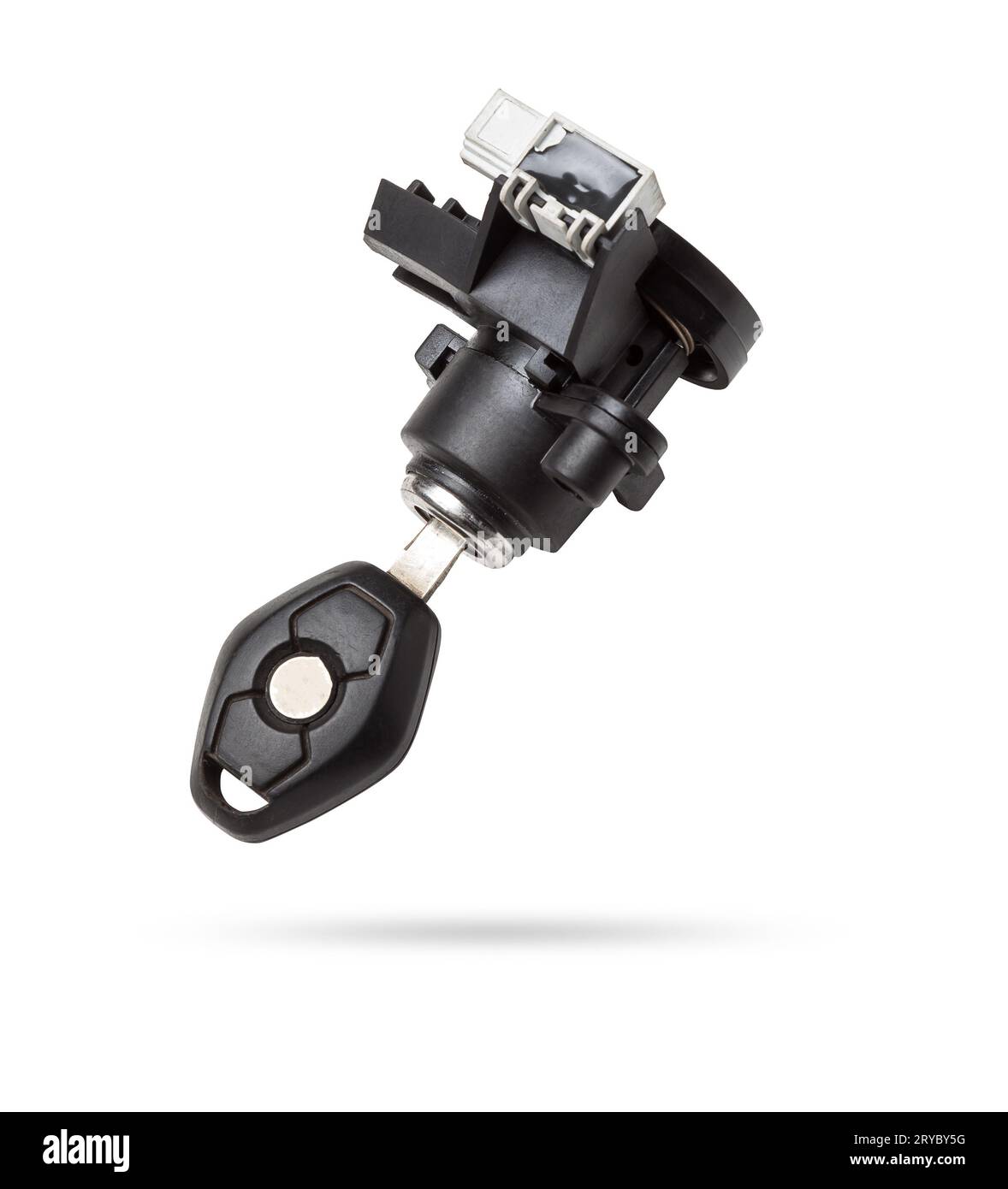 Detail eines Ersatzteils aus schwarzem Kunststoff und Metall – Schlüsselschloss mit Schlüssel zum separaten Öffnen des Kofferraums, isoliert auf weißem Hintergrund. R Stockfoto