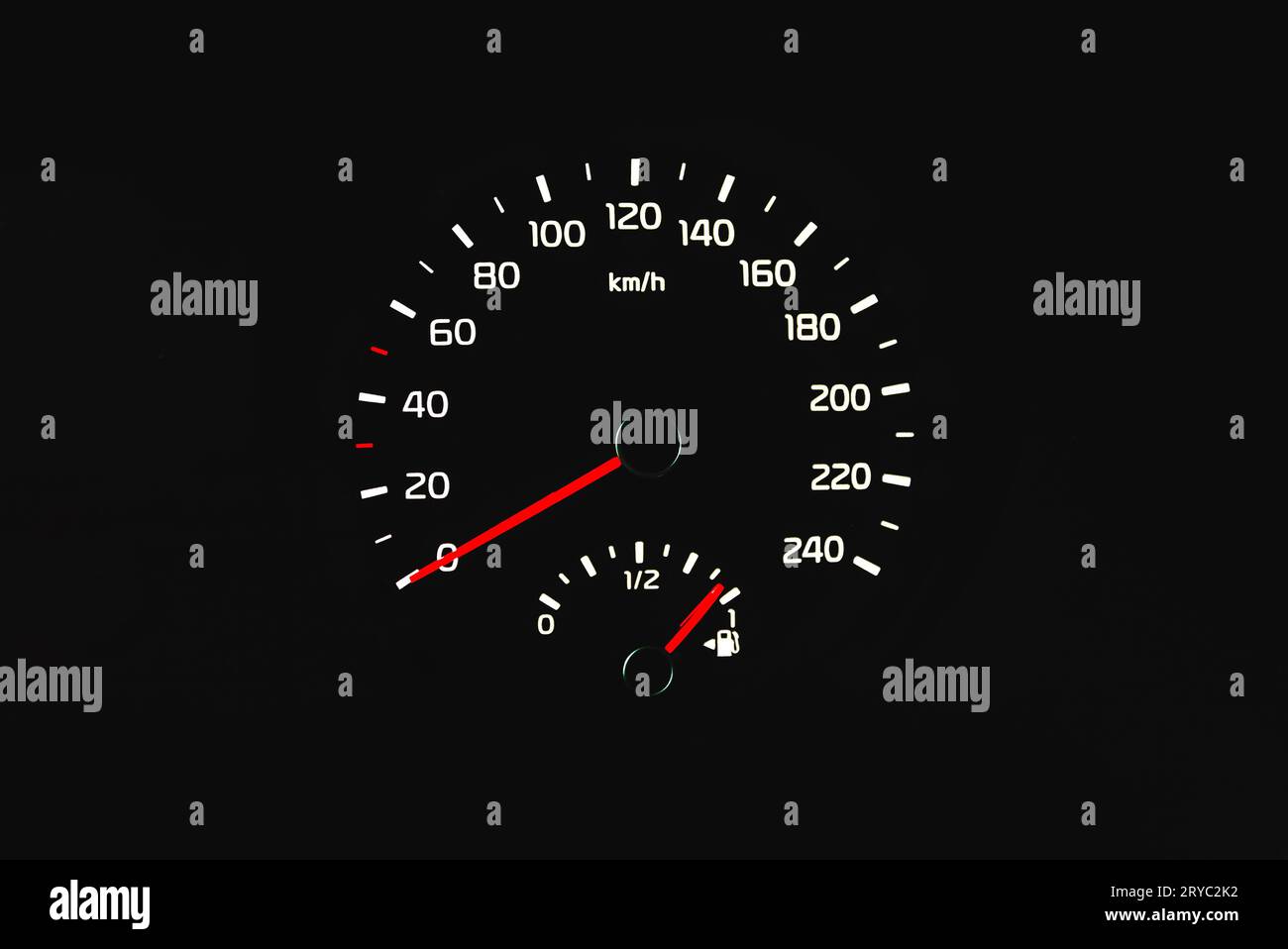 Tachometer im Auto. Armaturenbrett des Fahrzeugs. Armaturenbrettdetails mit Anzeigeleuchten. Armaturenbrett des Fahrzeugs. Armaturenbrett mit Tachometer zeigt 0 km/h an Modern int Stockfoto