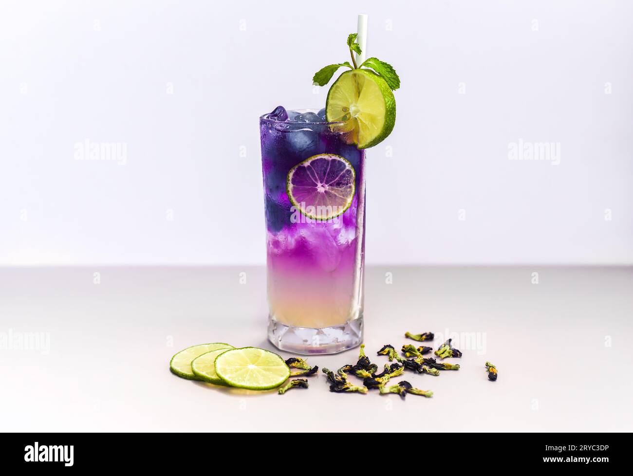 Limonade mit Schmetterlingserbsenblüten und blauem Sirup auf hellgrauem Hintergrund mit Kopierraum Stockfoto