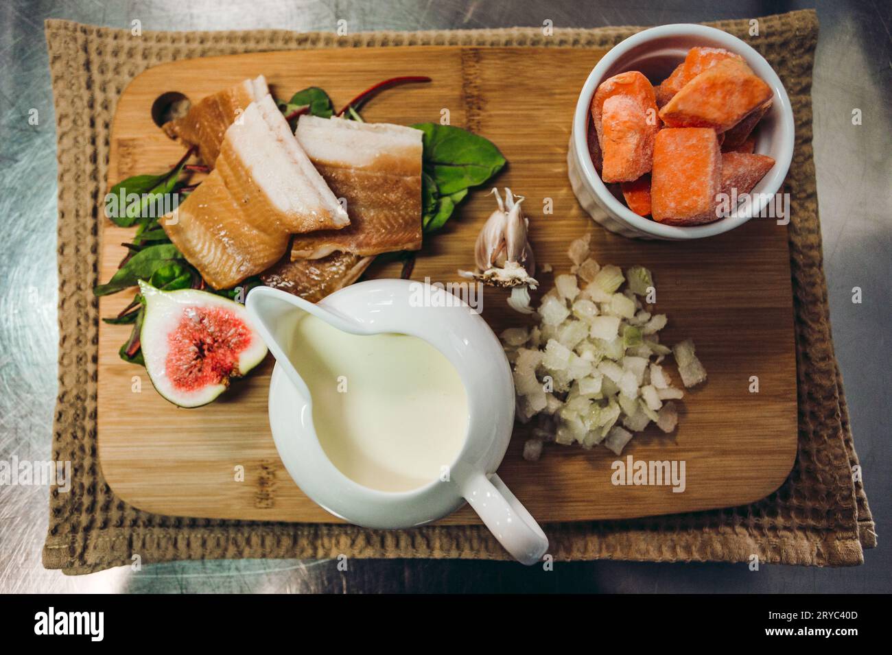 Ingredietns zur Zubereitung des Kabeljaufischfilet mit Orangensuppe mit Süßkartoffeln und anderem leckerem Gemüse - Foto von oben. Stockfoto