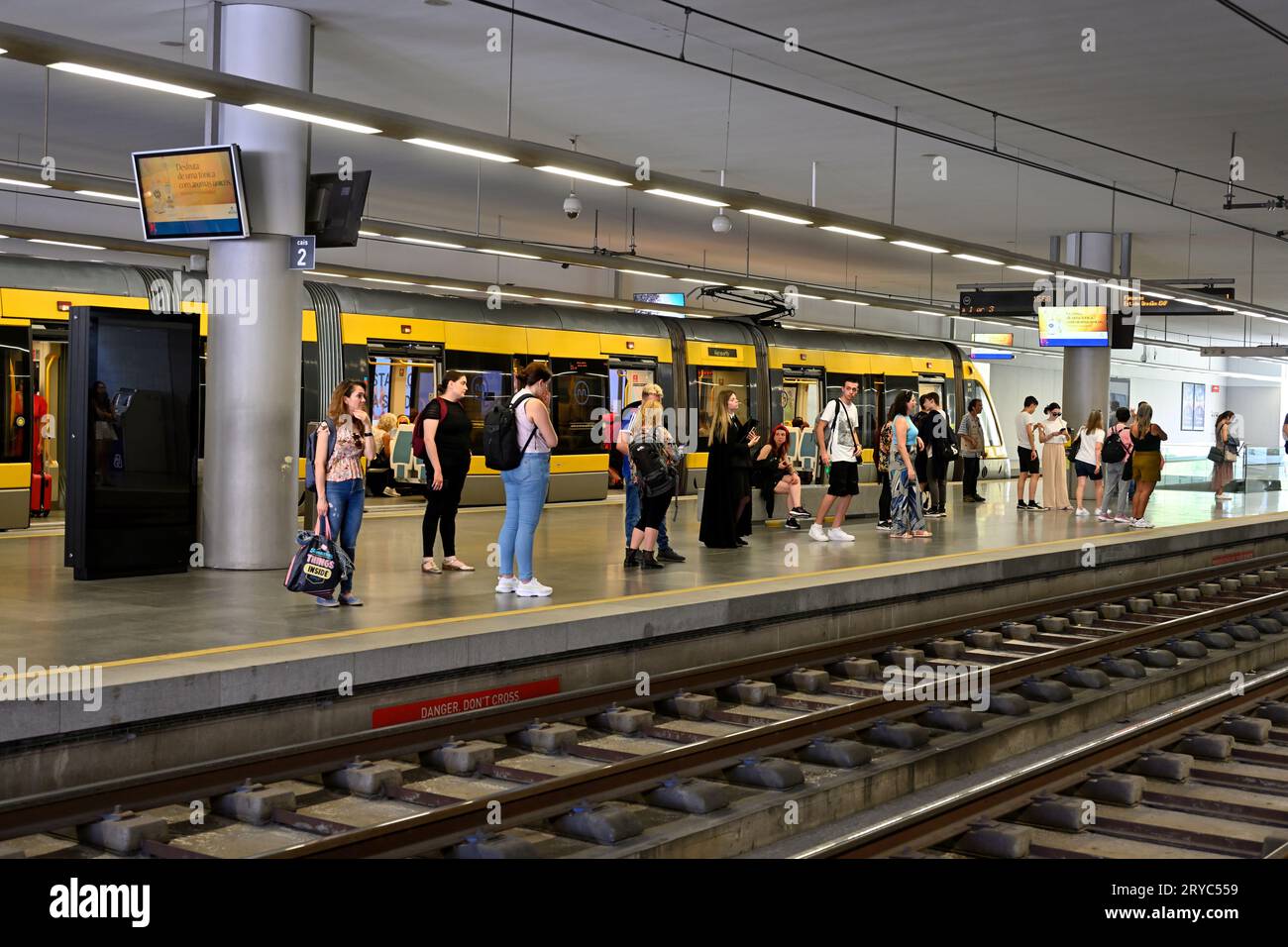 U-Bahn-Bahnsteig (Porto São Bento) mit Reisenden, Porto, Portugal Stockfoto