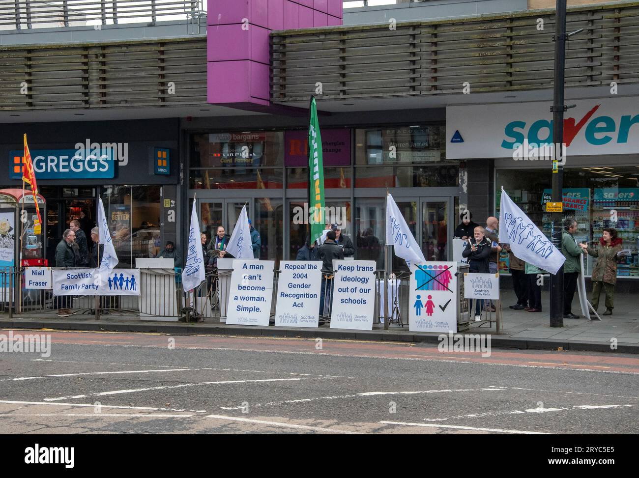 Rutherglen, Schottland, Vereinigtes Königreich. 30. September 2023: Kabarett gegen die Hassrede gegen die Scottish Family Party in der Hauptstraße Rutherglen. Stockfoto