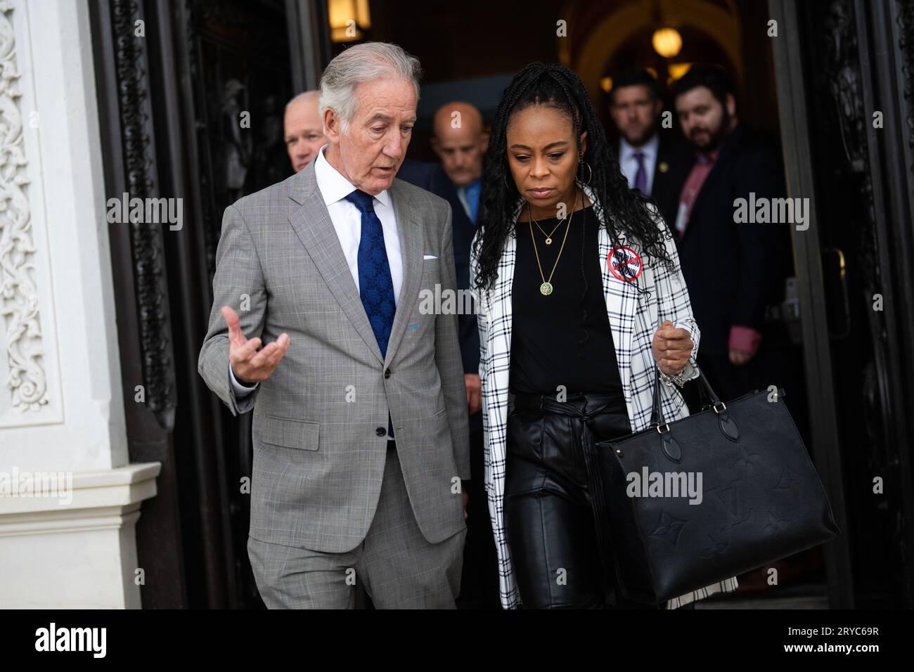 USA - SEPTEMBER 29: REPS. Richard Neal, D-Mass., und Shontel Brown, D-Ohio, verlassen das US-Kapitol, nachdem das Haus am Freitag, den 29. September 2023, den Spending Reduction and Border Security Act nicht verabschiedet hat. (Tom Williams/CQ Roll Call/SIPA USA) Stockfoto