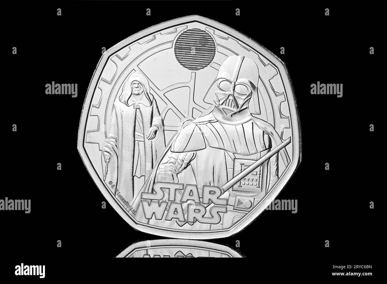 Die 2. Münze der Star Wars 50p-Serie. Hier ist Kaiser Palpatine mit Darth Vader auf der Rückseite und König Karl III. Auf der Vorderseite zu sehen Stockfoto