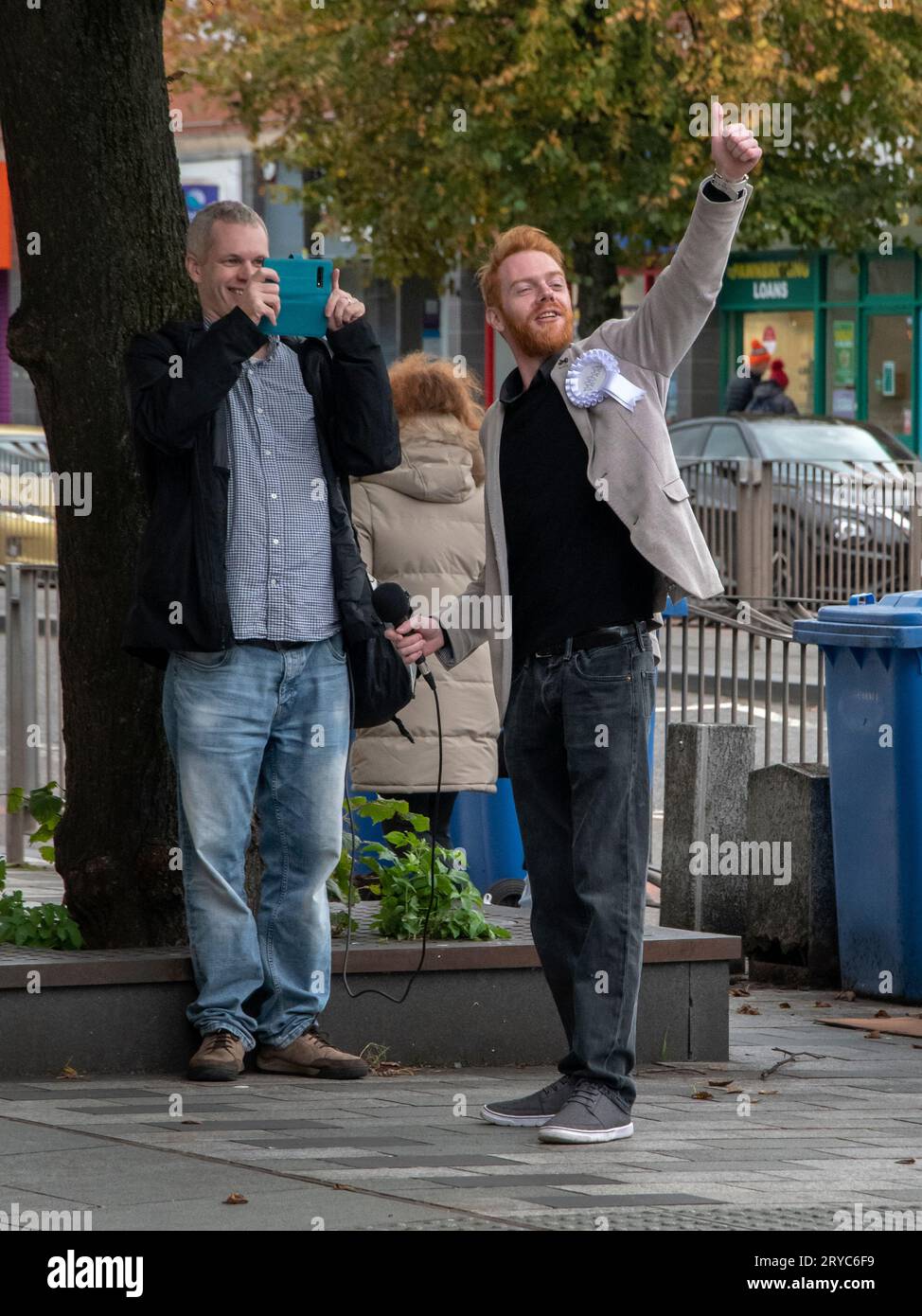 Rutherglen, Schottland, Vereinigtes Königreich. 30. September 2023: Kabarett gegen die Hassrede gegen die Scottish Family Party in der Hauptstraße Rutherglen. Stockfoto