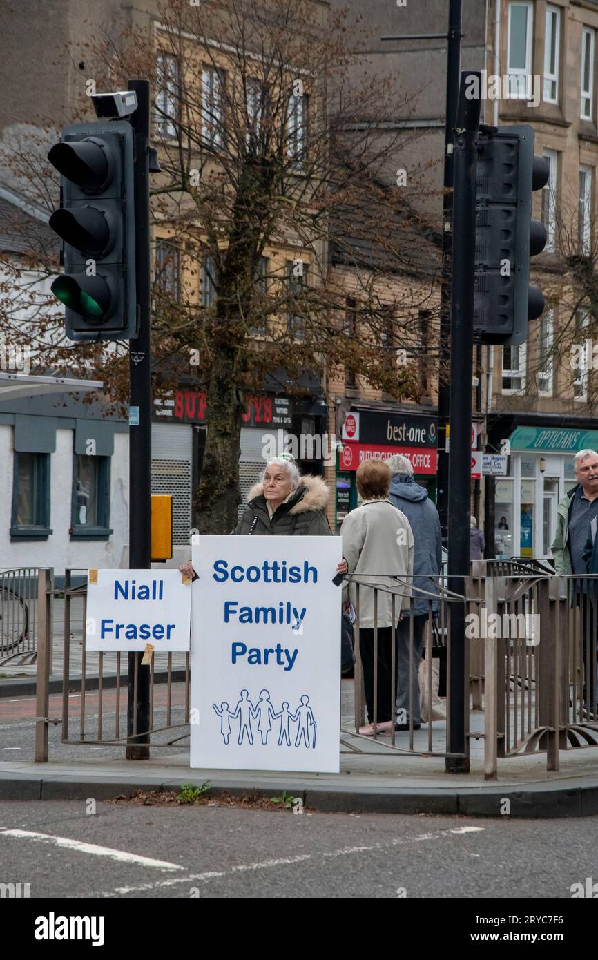 Rutherglen, Schottland, Vereinigtes Königreich. 30. September 2023: Kabarett gegen die Hassrede gegen die Scottish Family Party in der Hauptstraße Rutherglen. Stockfoto