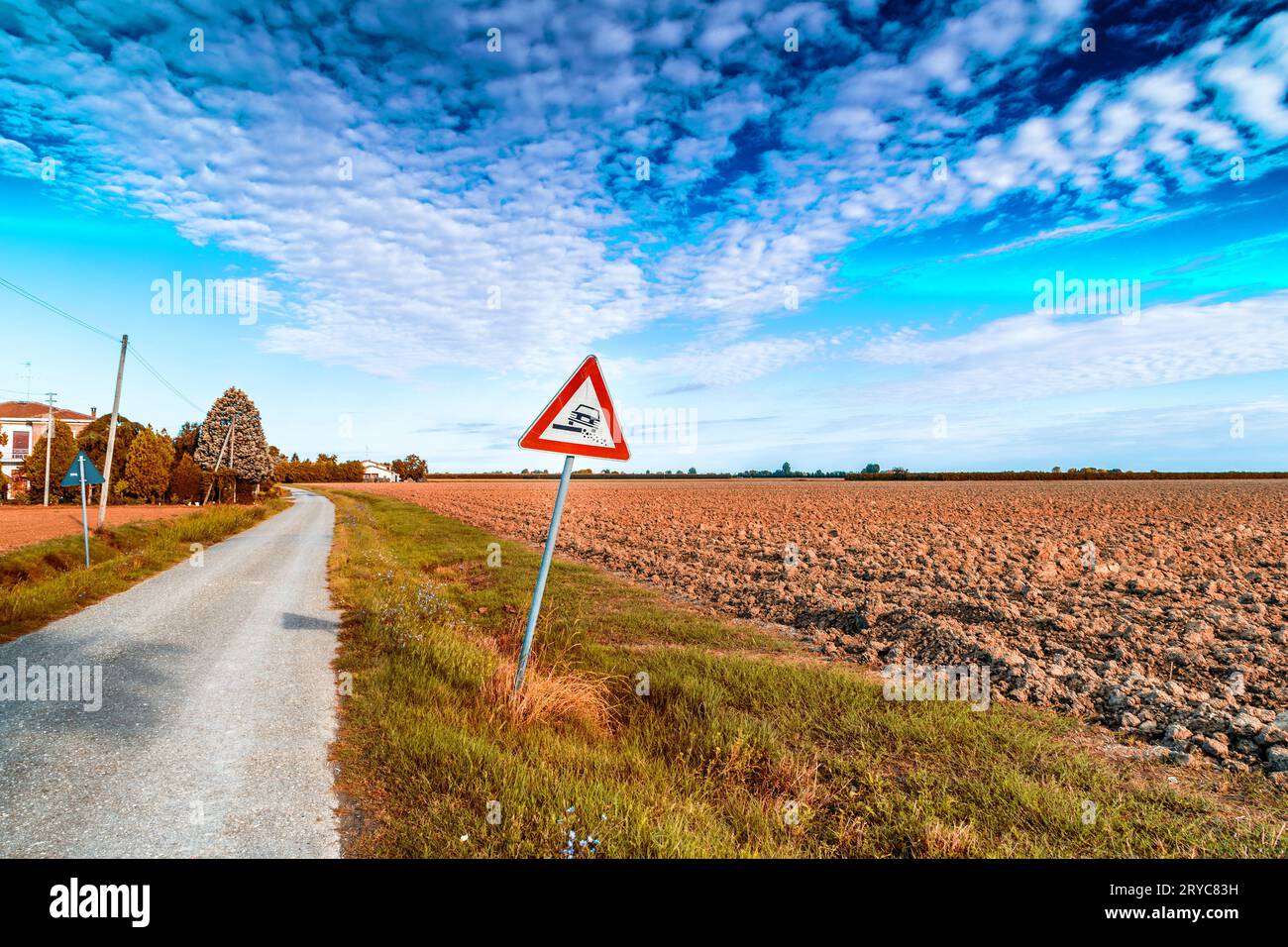 Straßenschild für gefährliche Schulter auf dem italienischen Land Stockfoto