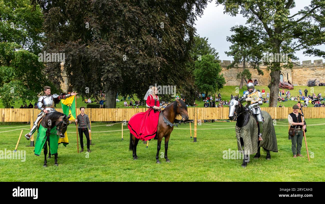 Der Siegesritter der Joust begrüßt die Königin und der zweite Ritter hält die Hand in Anerkennung, Lincoln Castle, Lincoln City, Lincolnshire, eng Stockfoto
