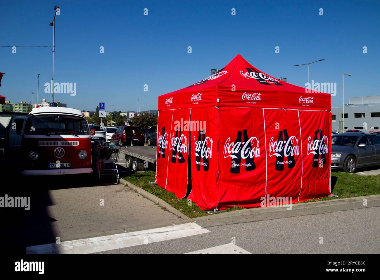 Offizielles Coca-Cola-Zelt bei einer offiziellen grillveranstaltung. Stockfoto