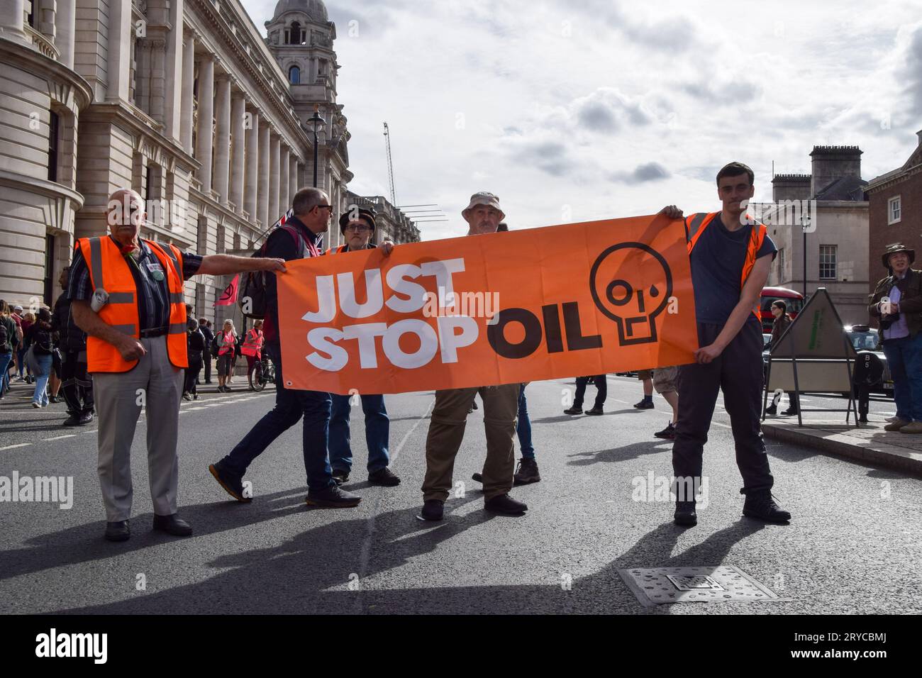 London, Großbritannien. 30. September 2023. Just Stop Oil Aktivisten nehmen am marsch in Whitehall Teil. Klimaprotestierende marschierten vom Ministerium für Energiesicherheit und Net Zero zur norwegischen Botschaft, um gegen das Öl- und Gasfeld Rosebank zu protestieren, das kürzlich von der britischen Regierung genehmigt wurde. Rosebank wird von der norwegischen Firma Equinor betrieben. Quelle: Vuk Valcic/Alamy Live News Stockfoto
