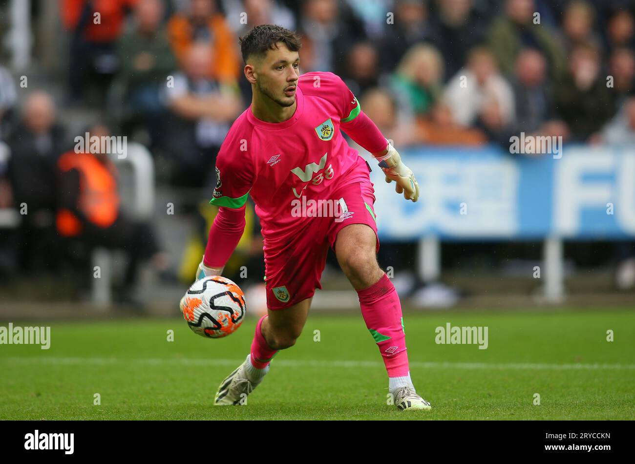 Burnley Torhüter James Trafford während des Premier-League-Spiels zwischen Newcastle United und Burnley in St. James's Park, Newcastle am Samstag, den 30. September 2023. (Foto: Michael Driver | MI News) Credit: MI News & Sport /Alamy Live News Stockfoto