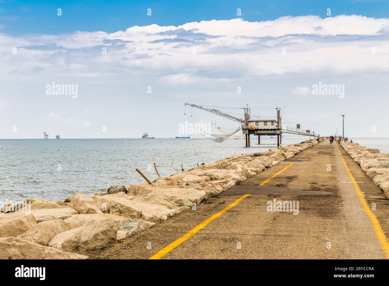 Fischer und Fischerhütte am Pier Stockfoto