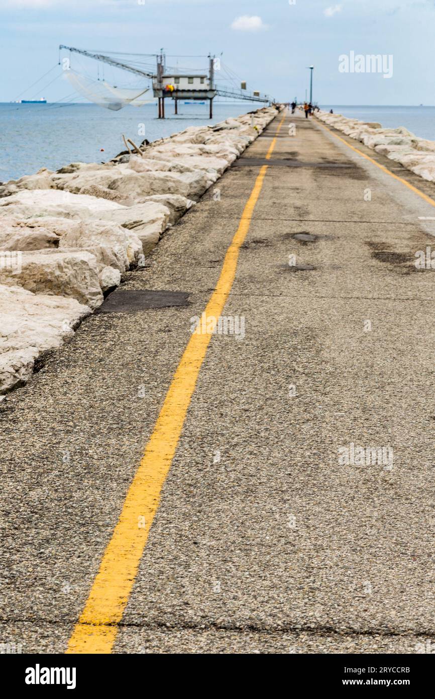 Fischer und Fischerhütte am Pier Stockfoto