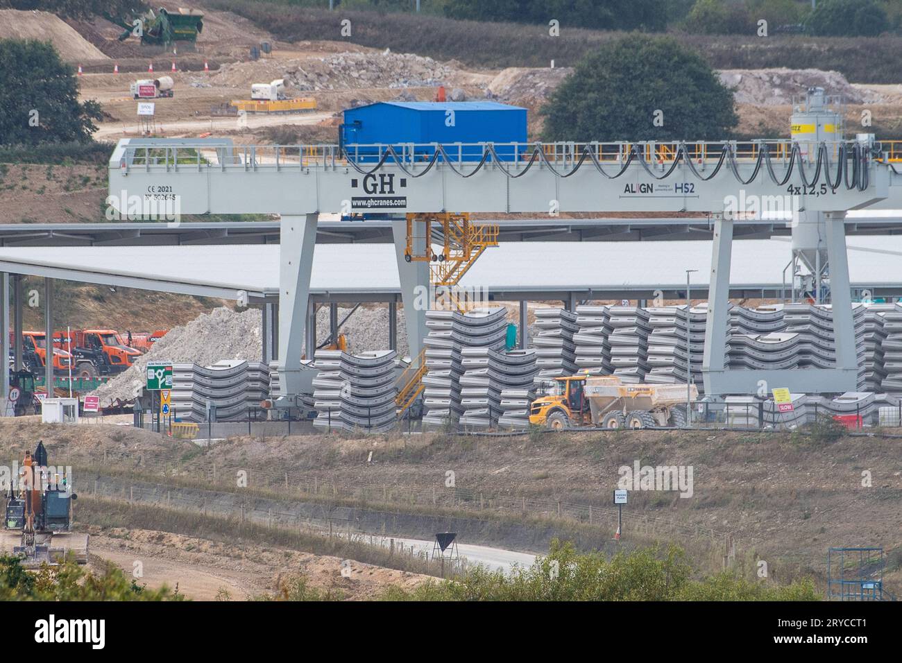 West Hyde, Großbritannien. 30. September 2023. Die Baustelle HS2 High Speed Rail South Portal in West Hyde, Hertfordshire. Zwei unterirdische Tunnel werden von dieser Stelle aus durch die Chilterns gelocht. In den letzten Tagen gab es viele Spekulationen, dass Premierminister Rishi Sunak voraussichtlich die Streichung der HS2 High Speed Rail Northern Leg von Birmingham nach Manchester ankündigen wird, da die Kosten der Projektspirale außer Kontrolle geraten. Es wird erwartet, dass er die Ankündigung vor Beginn der Tory Party Conference macht. Die ehemaligen Premierminister Theresa May und Boris Johnson stellen nun WAV her Stockfoto