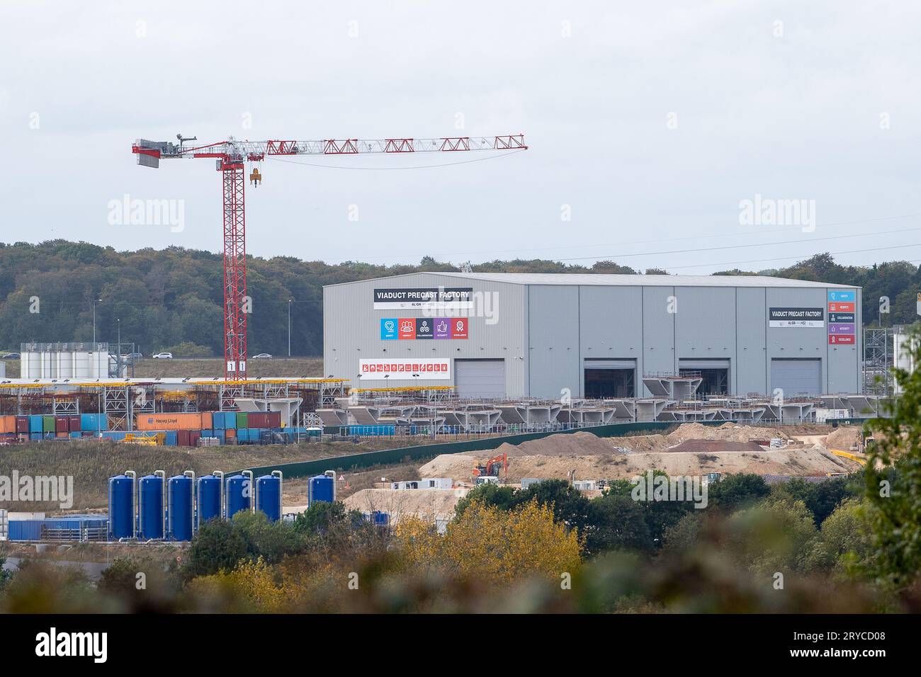 West Hyde, Großbritannien. 30. September 2023. Die Baustelle HS2 High Speed Rail South Portal in West Hyde, Hertfordshire. Zwei unterirdische Tunnel werden von dieser Stelle aus durch die Chilterns gelocht. In den letzten Tagen gab es viele Spekulationen, dass Premierminister Rishi Sunak voraussichtlich die Streichung der HS2 High Speed Rail Northern Leg von Birmingham nach Manchester ankündigen wird, da die Kosten der Projektspirale außer Kontrolle geraten. Es wird erwartet, dass er die Ankündigung vor Beginn der Tory Party Conference macht. Die ehemaligen Premierminister Theresa May und Boris Johnson stellen nun WAV her Stockfoto