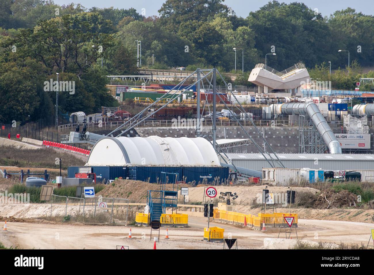West Hyde, Großbritannien. 30. September 2023. Die Baustelle HS2 High Speed Rail South Portal in West Hyde, Hertfordshire. Zwei unterirdische Tunnel werden von dieser Stelle aus durch die Chilterns gelocht. In den letzten Tagen gab es viele Spekulationen, dass Premierminister Rishi Sunak voraussichtlich die Streichung der HS2 High Speed Rail Northern Leg von Birmingham nach Manchester ankündigen wird, da die Kosten der Projektspirale außer Kontrolle geraten. Es wird erwartet, dass er die Ankündigung vor Beginn der Tory Party Conference macht. Die ehemaligen Premierminister Theresa May und Boris Johnson stellen nun WAV her Stockfoto