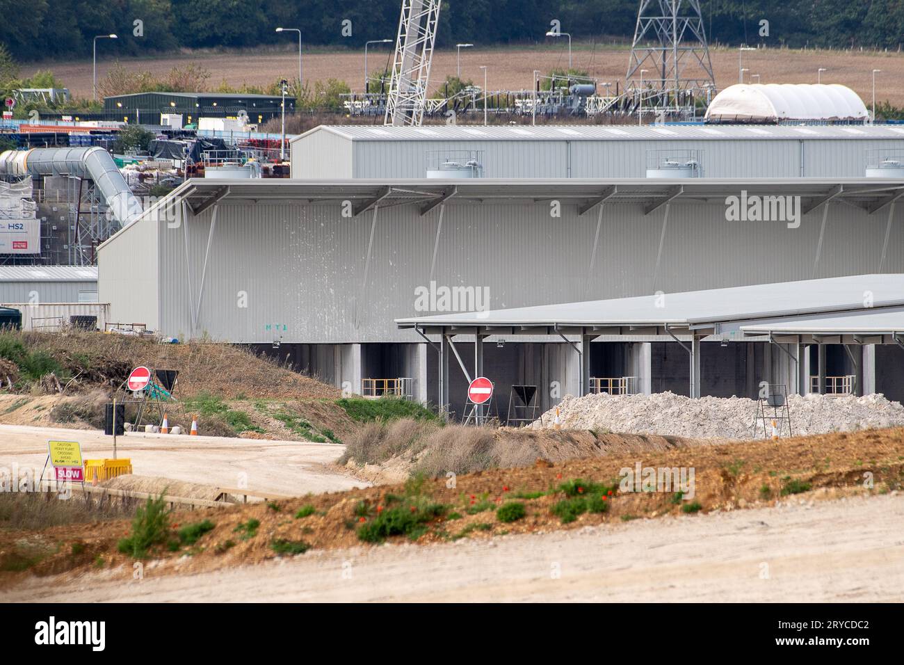 West Hyde, Großbritannien. 30. September 2023. Die Baustelle HS2 High Speed Rail South Portal in West Hyde, Hertfordshire. Zwei unterirdische Tunnel werden von dieser Stelle aus durch die Chilterns gelocht. In den letzten Tagen gab es viele Spekulationen, dass Premierminister Rishi Sunak voraussichtlich die Streichung der HS2 High Speed Rail Northern Leg von Birmingham nach Manchester ankündigen wird, da die Kosten der Projektspirale außer Kontrolle geraten. Es wird erwartet, dass er die Ankündigung vor Beginn der Tory Party Conference macht. Die ehemaligen Premierminister Theresa May und Boris Johnson stellen nun WAV her Stockfoto